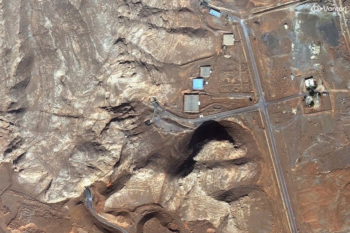 jdgoldestein's tweet photo. Alerta nuclear en Irán: 
El OIEA confirma en su informe del 27/02/2026 que Irán trasladó ~440 kg de uranio enriquecido al 60% (suficiente para 10-12 bombas si lo llevan al 90%) a túneles subterráneos en Isfahán ANTES de los ataques de 2025.
Los inspectores están sin acceso desde junio. Mientras tanto, la guerra escala: strikes en Teherán, misiles iraníes sobre Israel y Hezbolá activo.
Dónde está ese material ahora? El vacío de poder post-Jamenei lo hace aún más peligroso.
Esto no es solo geopolítica, es supervivencia.
#IranNuclear #IAEA #IsraelUnderAttack #MiddleEastCrisis