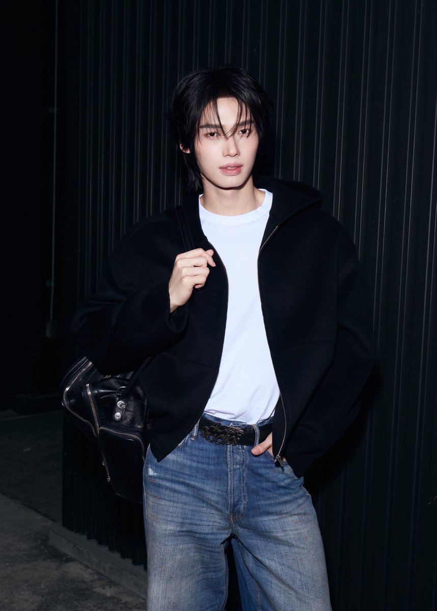 Siam_Paragon's tweet photo. Acne Studios ร่วมเดินทางไปกับ วิน-เมธวิน (@winmetawin) เข้าร่วมชมแฟชั่นโชว์คอลเลกชันฤดูใบไม้ร่วง/ฤดูหนาว 2026 ที่จะจัดขึ้นที่กรุงปารีส ประเทศฝรั่งเศส ในวันที่ 4 มีนาคม เวลา 23.30 น. (ตามเวลาประเทศไทย)

สำหรับลุคของการเดินทางในครั้งนี้ วินเลือกสไตล์ลำลองด้วยเสื้อแจ็กเก็ตมีฮู้ดซิปหน้าผ้าแคชเมียร์สวมทับเสื้อยืดสีขาวทรงหลวม แมทช์กับกางเกงยีนส์ทรงคลาสสิก รุ่น 1981 และกระเป๋าคาเมโร่ โฮเทล ขนาดโอเวอร์ไซซ์ ผสมผสานความสบายเข้ากับเอกลักษณ์ของแบรนด์ได้อย่างลงตัว

แฟนๆ ชาวไทยอัปเดตคอลเลกชันใหม่ได้ที่ Acne Studios ชั้น 1, โซน South, สยามพารากอน 

WIN JOURNEYS TO PFW26
#AcneStudios #AcneStudiosFW26 #AcneStudiosxWinMetawin #WinMetawin #SiamParagon