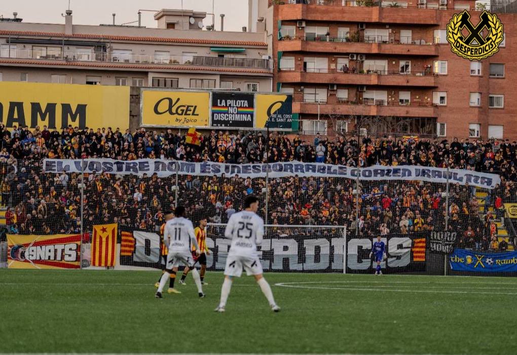 De Sant Andreu a Gasteiz, combatem la repressió colze a colze, pam a pam.

Ahir, durant el partit contra els innombrables, vam desplegar una pancarta per mostrar la nostra solidaritat amb la gent de Gasteiz. 

Zuen izena ezabaezina da.
Goazen <a href="/Iraultza1921/">Iraultza 1921</a>