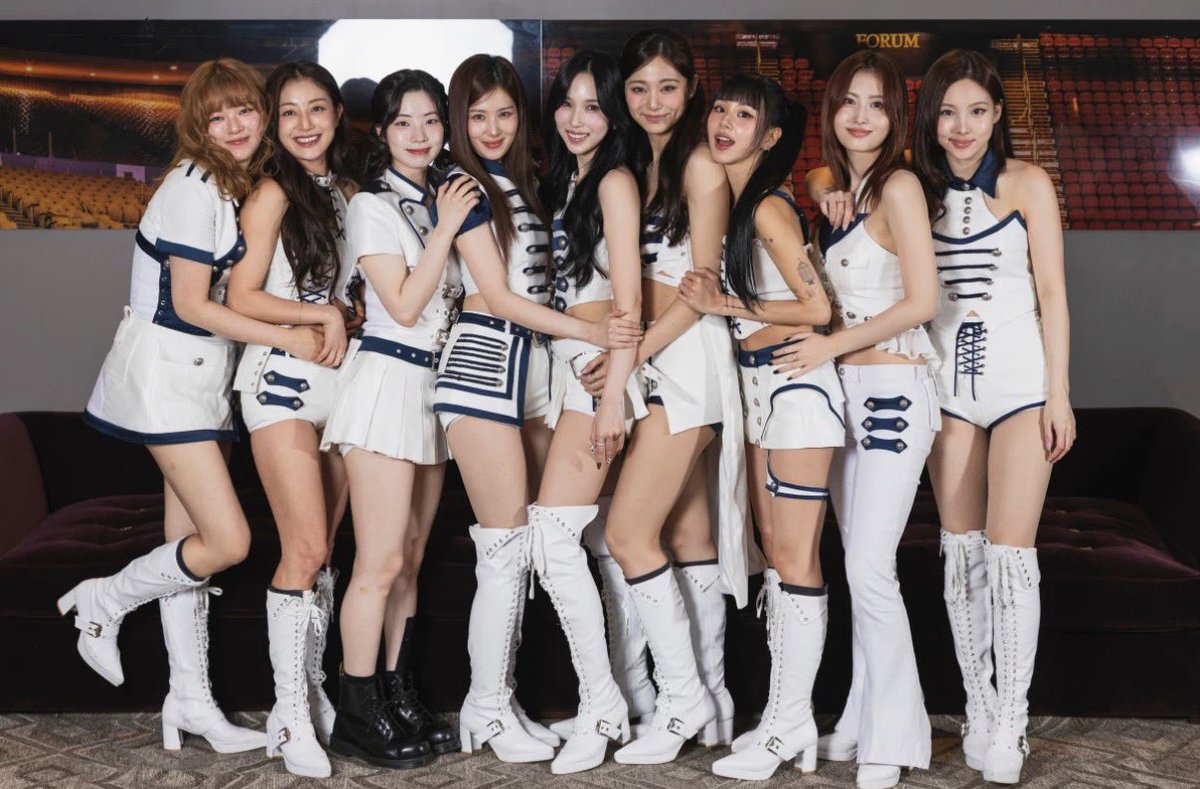 TWICE tweet media