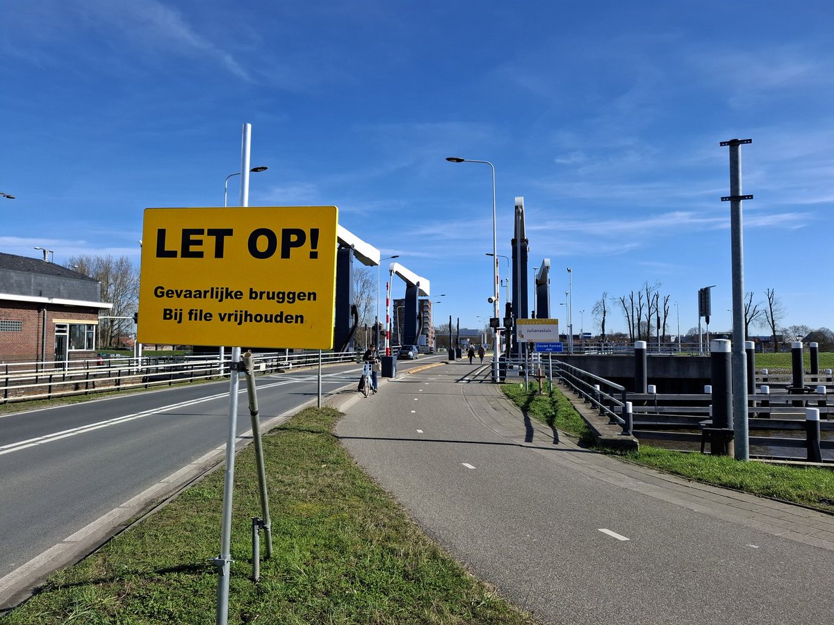 Bij de Julianasluis in #Gouda zijn waarschuwingsborden geplaatst. In januari vond hier een fataal ongeval plaats. De brug ging open, terwijl een 58-jarige vrouw er met haar auto nog op stond. Anderen gaven daarna aan dat zij andere keren nog maar net op tijd van de brug waren.