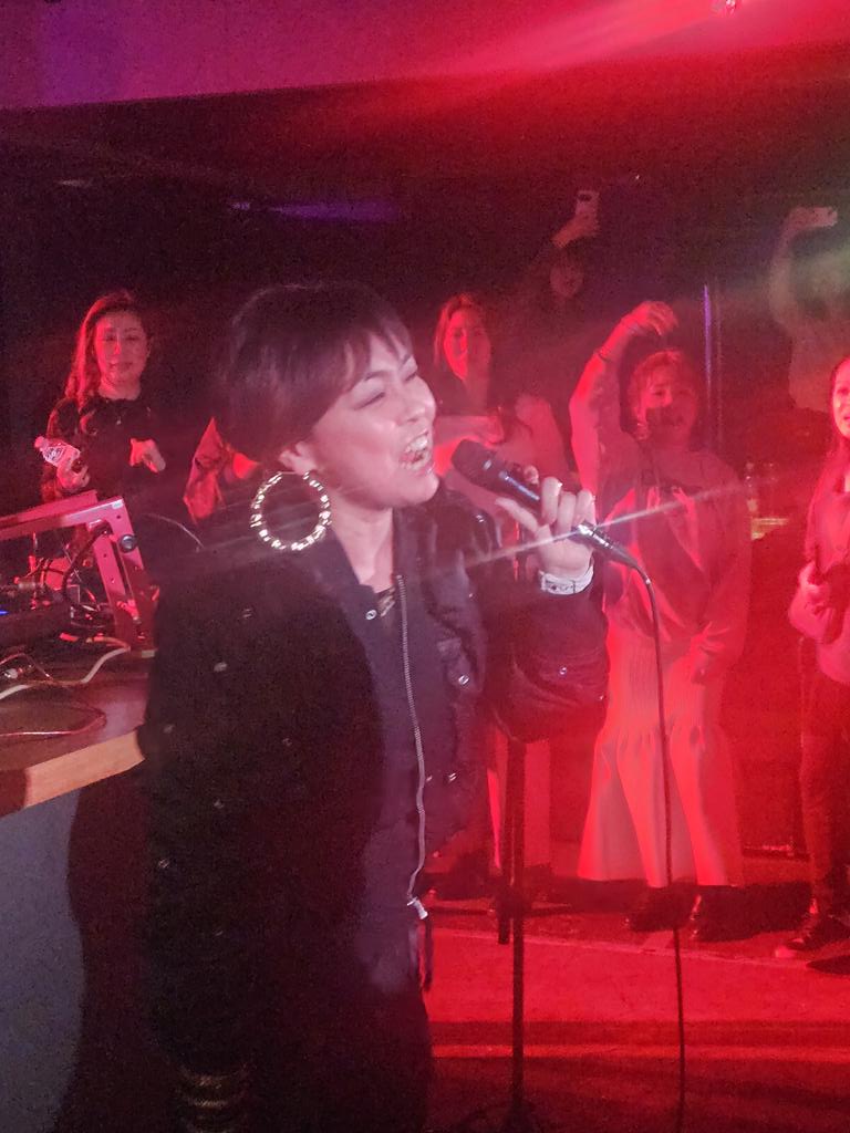 歌やトークにチャーミングな人柄とポジティブパワーを感じられた最高の