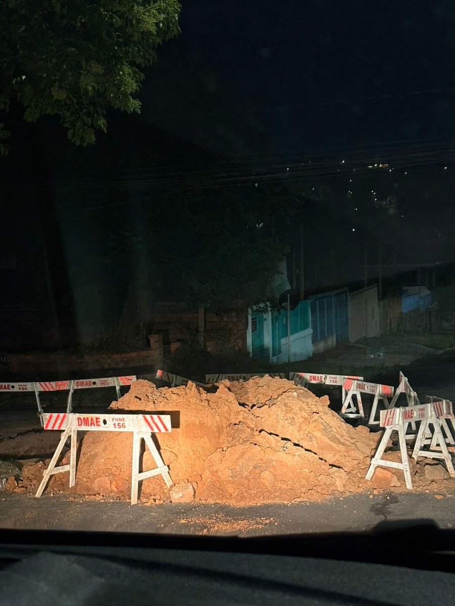 MaryaneMoura's tweet photo. @dmaepoa @GianeGuerra por favor, ajuda. Estamos a 4 dias sem água, DMAE não está nem aí. Existe uma cratera que ontem eles tiveram a capacidade de que estavam trabalhando, fui até o local tirei fotos e filmei e não tinha um trabalhador do DMAE. https://t.co/muBpiPtS5H
