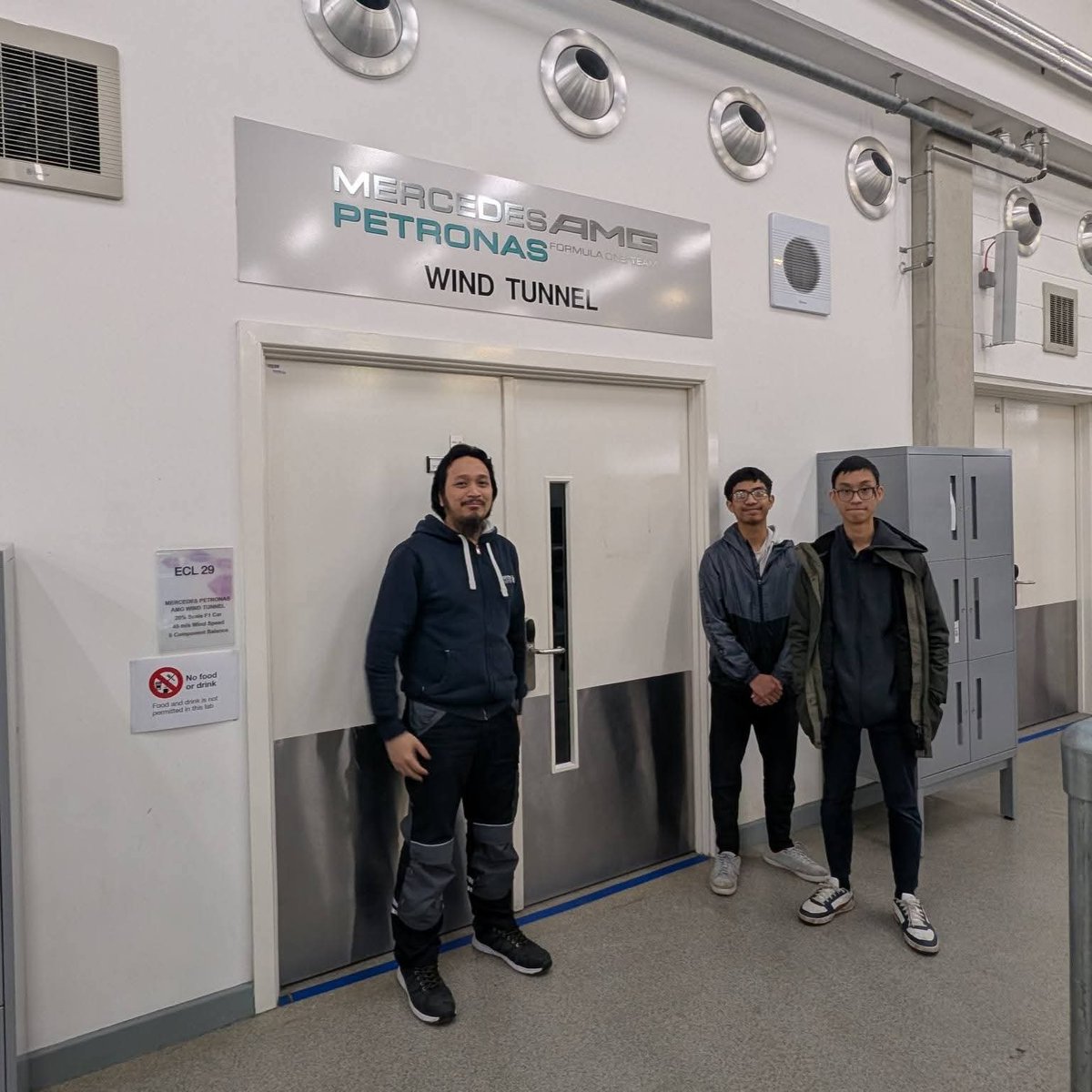 Jom saya bawa anda melawat terowong angin (wind tunnel) Mercedes-AMG PETRONAS di Coventry University.

Jumaat baru² ni saya bawa anak² jalan universiti lama saya dan kebetulan sahabat saya Nik Muhammad Nasri ada sedikit masa lapang. Jadi beliau bawa melawat tempat beliau bekerja.
