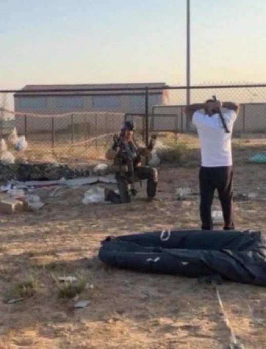 MahalaxmiRaman's tweet image. 🇰🇼🇺🇸 Now it makes sense why the #US 👨‍✈️️ raised his hands! Because the #Kuwaitis came with #AKs to kill or capture him.
→ You can see the #Kuwaiti guy raising his hands above his head, realizing it’s an #American.Beating stick to beat up the #Iranian pilot 👨‍✈️️