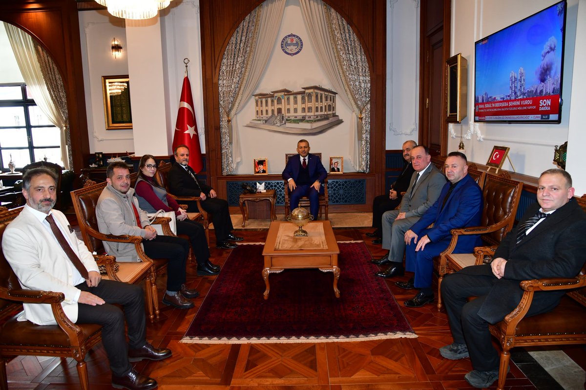 Trabzon İnşaatçılar ve Emlakçılar Esnaf ve Sanatkârlar Odası Başkanı Ayhan Taflan ve Yönetim Kurulu Üyeleri, Vali Tahir Şahin'i ziyaret etti.