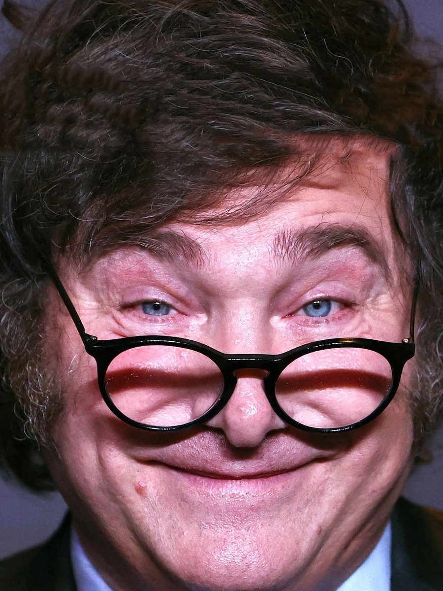 Se ríe mientras dice que el salario en dólares se triplicó, pero en la vida diaria la realidad es otra.
No se vive de relatos,
se vive de salarios no deprimidos y que sean dignos y suficientes.
A este modelo, que ajusta y se burla, se lo enfrenta con organización y solidaridad.