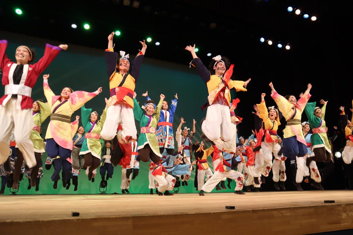 fujimon_120's tweet photo. おいでん総踊りでみんながジャンプしてる中…あれ？2人… https://t.co/J2C1wLS8Le