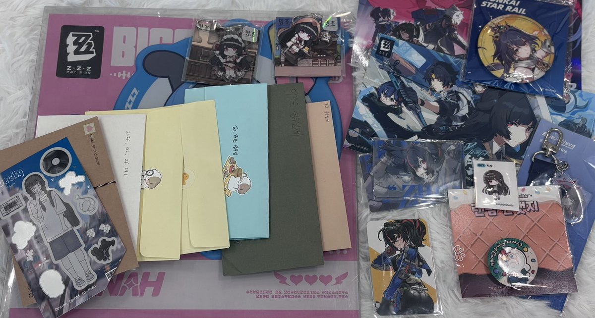 편지 속 다정한 말들을 몇 번이나 읽어봤는지..!ㅠㅠ
아직은 채워갈 점이 많지만 보내주신 응원처럼 오래 함께 하는 성우가 되도록 노력하겠습니다!
한분 한분 더 세심하게 마음을 나누지 못한 게 아쉬워서 이렇게 감사 마음을 전합니다!! 사인회에 와주신 분들 모두 정말 감사합니다!!🤍