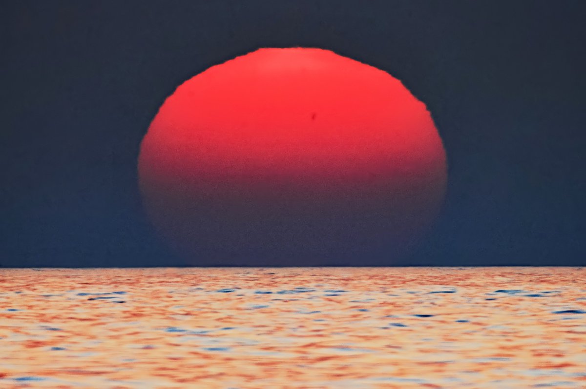 播磨灘に沈む夕陽。 海面に映った夕空の色が綺麗でした🎨 #夕日 #夕陽