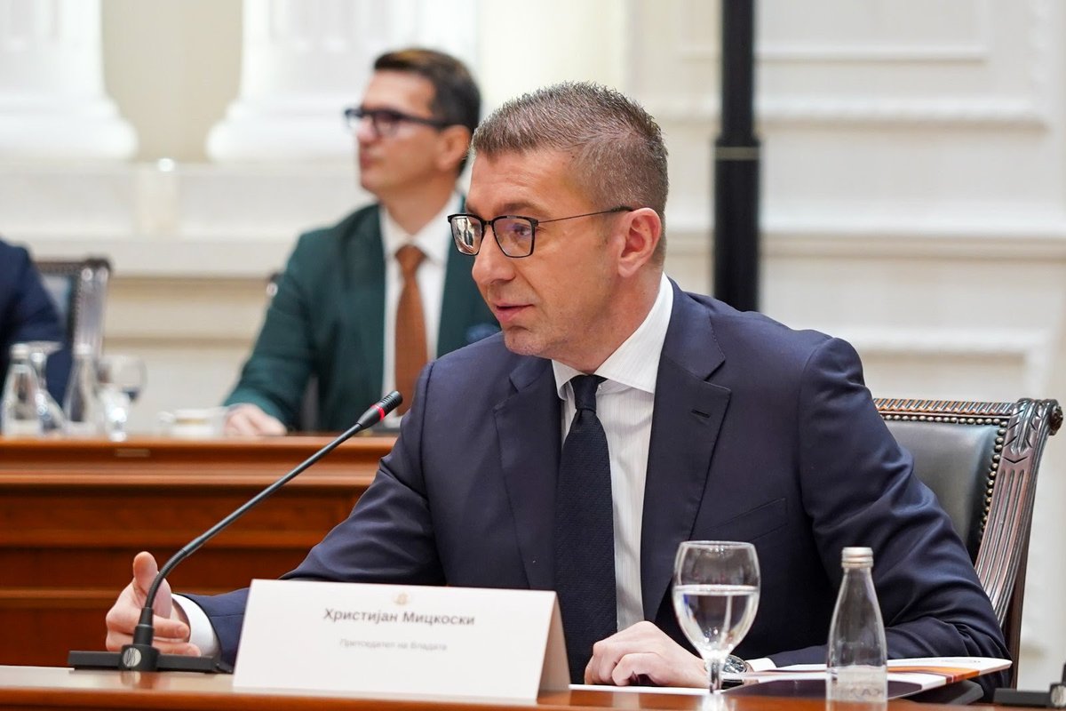 MickoskiHM's tweet photo. Откако сме избрани како Влада, досега ги имаме регулирано односите со нашите колеги во најголем дел, односно повеќе од 95 проценти, преку колективни договори кои имаат краен рок за реализација до 2028 година.

Нашиот став е јасен за јавноста и тука немаме никаква дилема.
Во изминатиот период е постигнат договор со синдикатите УПОЗ и САДУ за повисоки плати на административците, при што беа вклучени и други синдикати кои првично не беа дел од преговорите, затоа што сакавме да имаме што е можно поголем опфат.

Денеска на дневен ред е информацијата за висината на минималната плата која ќе важи во 2026 година, согласно закон. Очекувам на следната владина седница да ја усвоиме како Влада, а потоа, согласно утврдената висина, од април (за март) да започне исплатата.

Очекуваме да продолжи и да се интензивира бипартитниот дијалог меѓу работодавачите и работниците. Ние, како Влада, секогаш стоиме на располагање да помогнеме во рамките на нашите можности и ингеренции. Сè што е во рамките на институциите, институционалниот дијалог, треба да се охрабрува, затоа што само така може да се дојде до конструктивно решение.