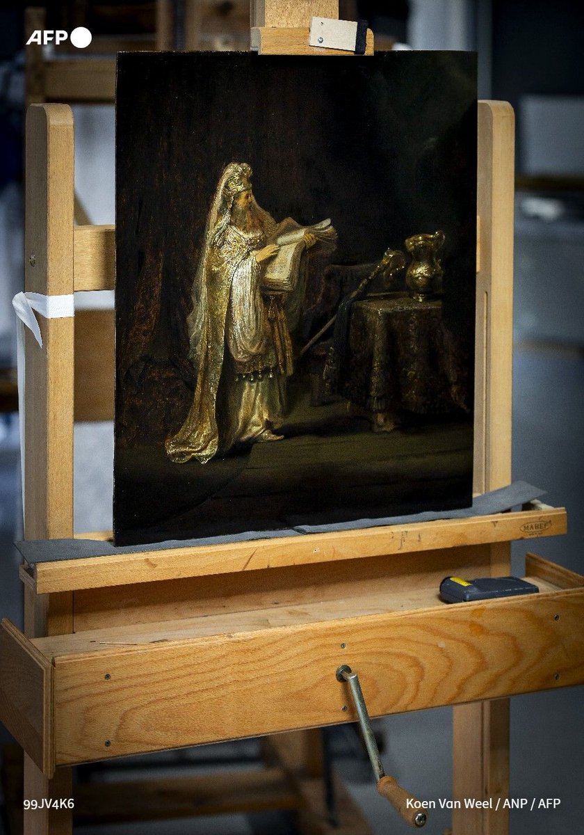 🖼️ The Rijksmuseum in Amsterdam has uncovered a new painting by Rembrandt, using advanced scanning technology and stylistic analysis to confirm it was crafted by the Dutch master. 
➡️ u.afp.com/Suxk