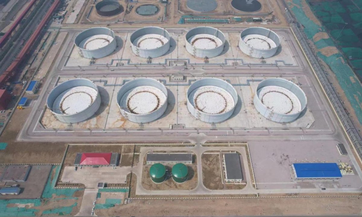 hi_disruptivas's tweet photo. Enquanto o mundo enfrentará as consequências Dos bloqueios do Canal de Ormuz, sabe quem NÃO SERÁ TÃO AFETADO?

A CHINA!

Em 2 anos, a China construiu um reservatório IMENSO em Dongjiakou. Só esse ano, cerca de 10 milhões de barris foram adicionados, levando o total para ~ 1.2 bilhão de barris de petróleo estocados. 

Isso é cerca de 3x o volume dos Estados Unidos.

Eles basicamente criaram um “colchão” energético e industrial capaz de absorver choques.