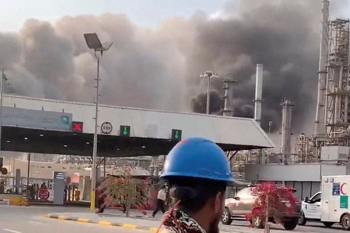 Workers evacuate the area around Saudi Aramco’s Ras Tanura oil refinery as smoke rises following a reported Iranian drone strike in Saudi Arabia.

📷: Reuters