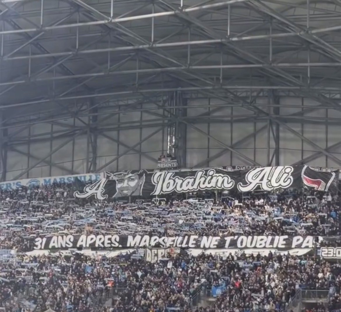 Valdivi75291449's tweet photo. À tous les petits nazillons de notre club, on a un message pour vous. Allez tous vous faire encvler les faf de l’OM ! 
On ne rendra jamais un hommage à un neo nazi, mais bien à un antifa ! On n'est pas Lyon donc cassez vous de l’OM . 
À bon entendeur  . 
#TeamOM https://t.co/sNRfePsZ5J