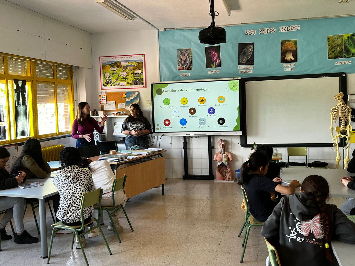 📣El pasado viernes, nuestra doctoranda y la doctoranda Marina Martín de Valmaseda Sánchez, del grupo de Biotecnología de Frutales, dieron una charla-taller 🔬 al curso de sexto de primaria del CEIP Vistalegre de las Torres de Cotillas 🌱👩‍🔬