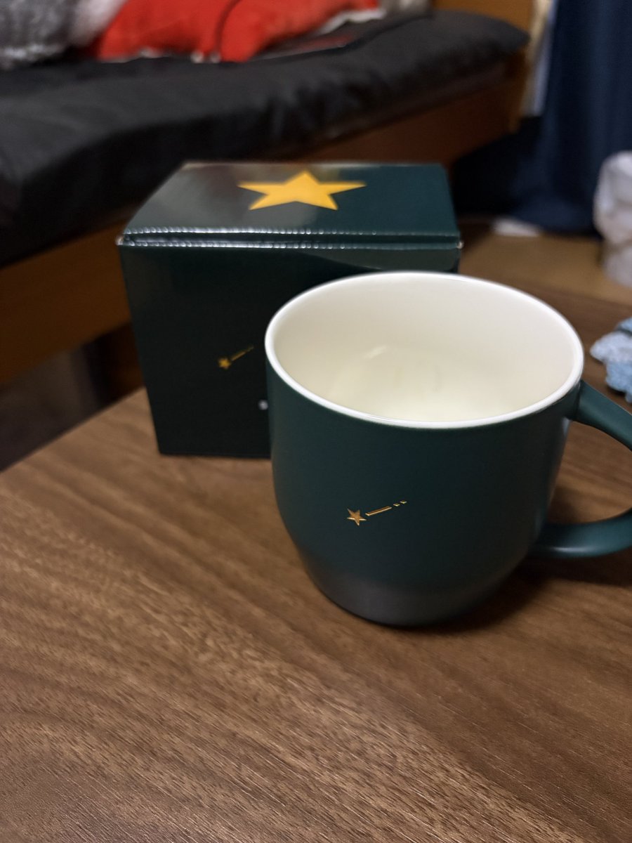 スタバのポイントたまったから、マグカップと交換したー！
かわいい