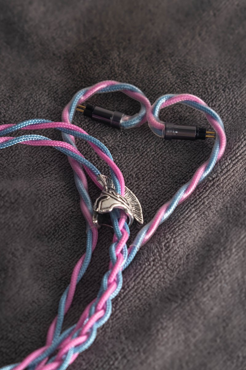 GladiatorCables's tweet image. Fully custom Sonum III iem cable for A_media, 

Including a pure copper gladiator 4.4mm in shiny silver 
silver gladiator helmet splitter
2pin 0,78mm gold plated with earhooks
in a beautiful pastel pink with sky blue
.
spec yours now at gladiatorcables.com
#iems #audiophile