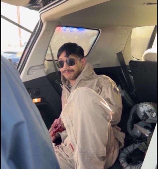 MahalaxmiRaman's tweet image. 🇺🇸🇰🇼 Looks like this #US pilot was injured by #Kuwaitis?

One of them beat up a US pilot 👨‍✈️️

#F15Crash