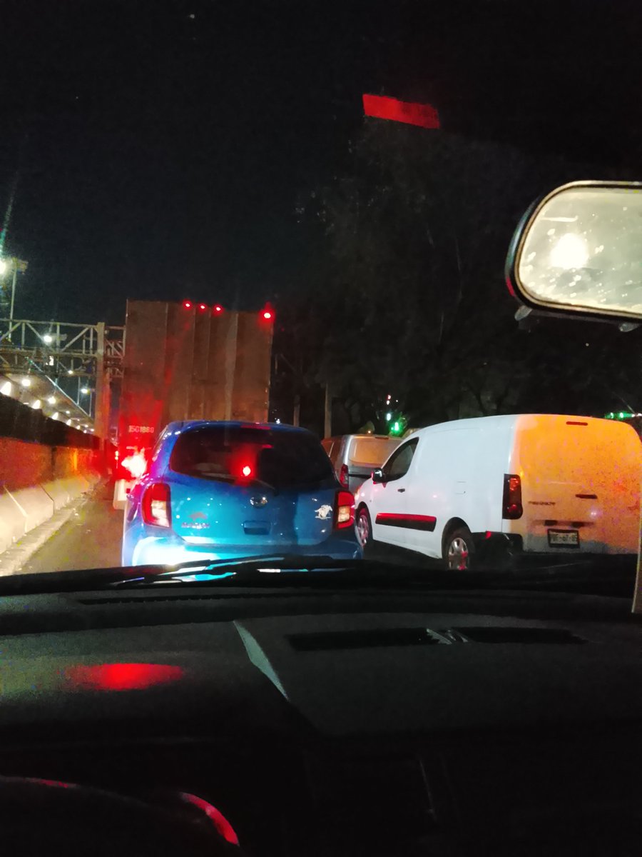 vincent_olvera's tweet photo. @GobNau 5:53 más de una hora parados por el cierre de sus pendejas obras, el director general de obras con la cola parada en su casa mientras los que si trabajamos ya llegamos tarde o no vamos a llegar, a quien del ayuntamiento le voy a pasar la factura de esto? https://t.co/lP4bfAyIAV