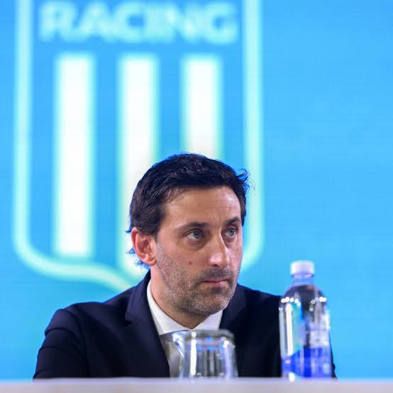 Es lo mejor que le pudo y le puede pasar a #Racing. No me bajo del barco. Está preparado para ser el Presidente. Puede cometer errores, como cualquiera. Pero #Milito es quien posicionó bien arriba al club cuando volvió 

Además, Racing está en un muy buen momento

CONFIANZA PLENA