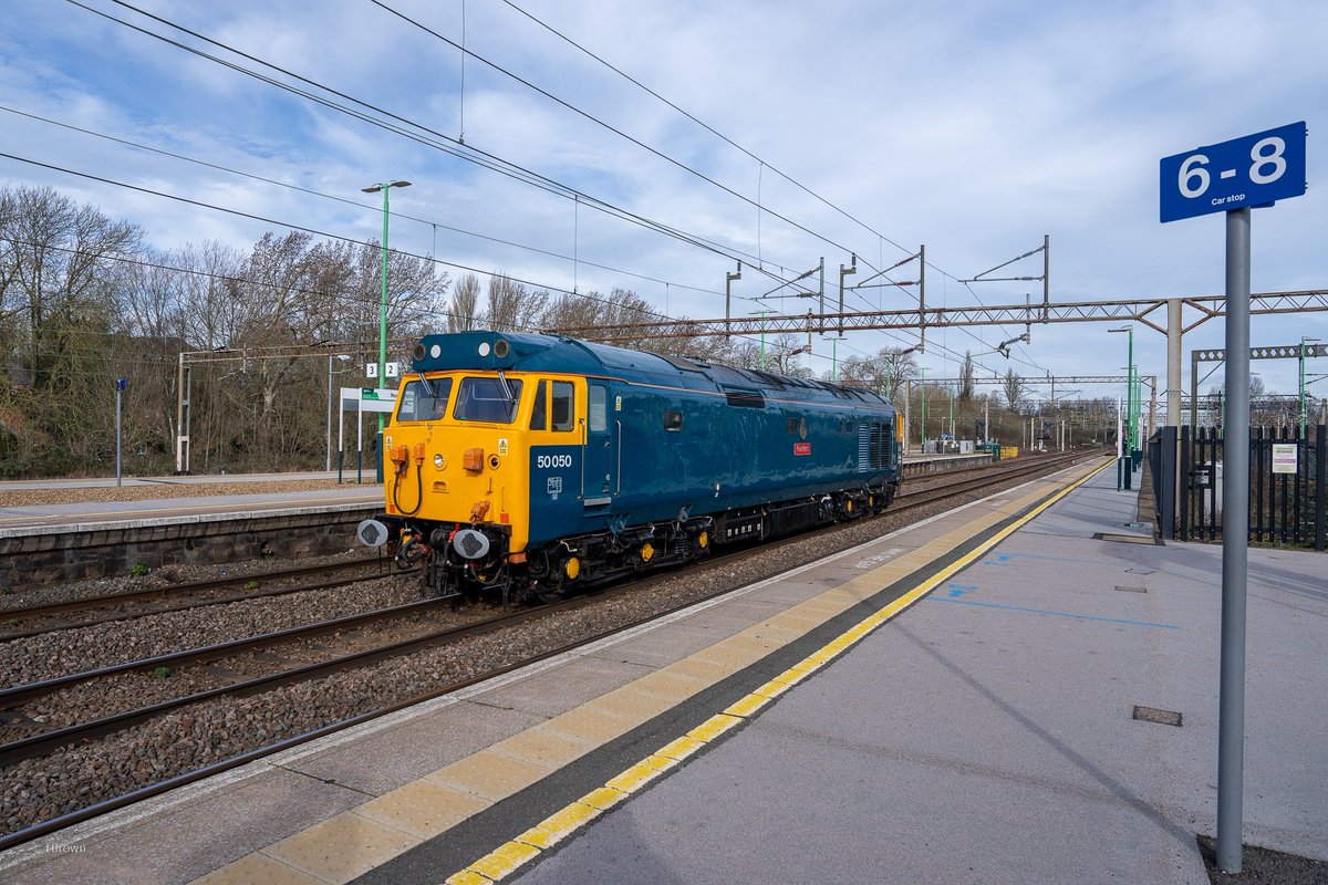 thesatnav89's tweet image. No #Bluemonday here today only blue thing here is this  after catching the 08 it got better with the surprising appearance of class 50 and class pioneer D400 of 50050 Fearless this morning on 0z80 Crewe h.s to Oxford via Bletchley at Northampton #hoover #class50