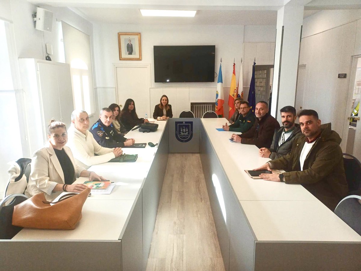 🟣 Mesa de Coordinación Policial en el Ayuntamiento de Marina de Cudeyo para el seguimiento de las medidas judiciales de protección a víctimas de violencia de género.

Presidida por <a href="/Diana76445410/">Diana Mirones</a>, reforzamos la coordinación entre Fuerzas y Cuerpos de Seguridad. 👮‍♀️👮‍♂️