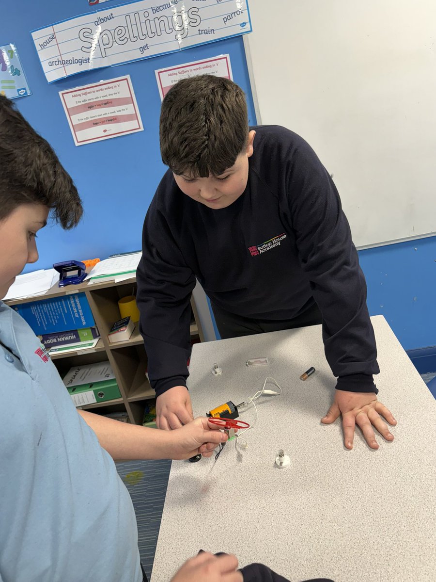 _SuttonHouse_'s tweet photo. The 7/8 group were learning about electrical conductivity in their properties of materials topic. They enjoyed the hands on activity and were able to recall their keywords along with the meanings by the end of the lesson 💡#chemistry #electricalconductivity #handsonlearning https://t.co/7rK8EbSphT