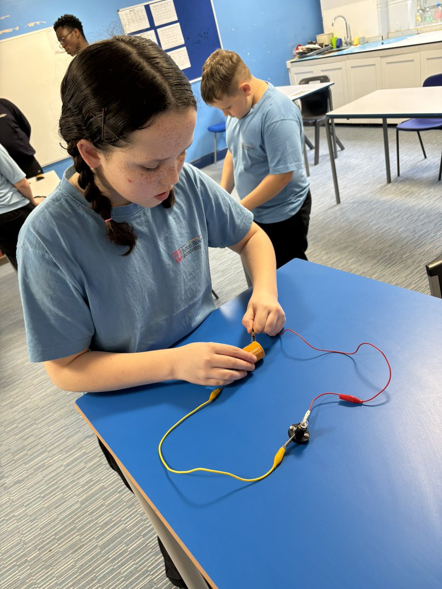 _SuttonHouse_'s tweet photo. The 7/8 group were learning about electrical conductivity in their properties of materials topic. They enjoyed the hands on activity and were able to recall their keywords along with the meanings by the end of the lesson 💡#chemistry #electricalconductivity #handsonlearning https://t.co/7rK8EbSphT