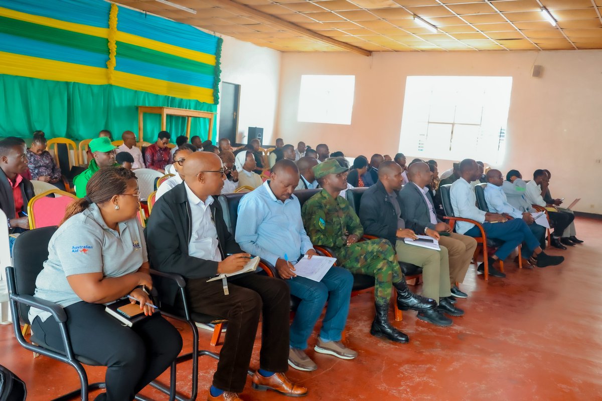 umukironews's tweet image. The Lord Mayor of @MusanzeDistrict @NsengClaudien together with the Vice Mayor in charge of Social Affairs, @TheoKayiranga, chaired the third-quarter #DPEM&amp;amp;CD meeting, aimed at setting strategies to combat stunting &amp;amp; malnutrition and to further promote proper child development.