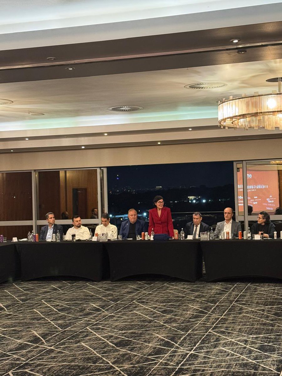 Büyükelçi Darama Yıldırımgeç, DTİK Güney Afrika tarafından düzenlenen geleneksel iftar buluşmaları kapsamında iş insanlarımız ve girişimcilerle biraraya gelmiştir. Uzak coğrafyalarda da vatandaşlarımızla Ramazan’ın paylaşma ve dayanışma ruhunu yaşatıyoruz. #Ramazan <a href="/dtikiletisim/">DTİK</a>