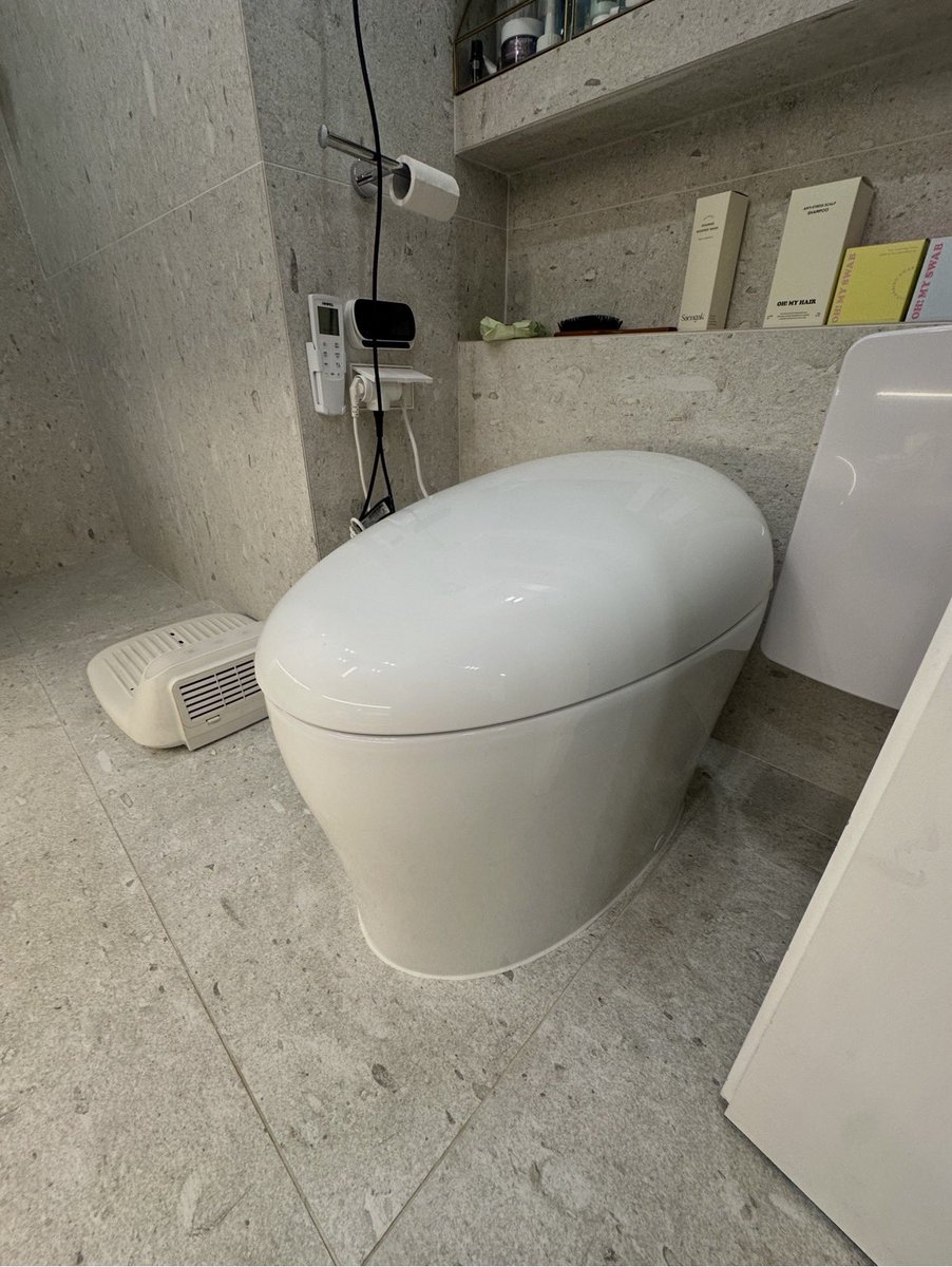 우리집 버블 경제일때 인테리어 

4천만원짜리 이탈리아산 전동차양
500만원짜리 변기 두개
8천만원짜리 냉장고세트 
ㅋㅋㅋㅋㅋ

3년 뒤에 집 팔때 그대로 다 끼워주고도 주고도 
시세보다 5억을 깎아서 팜 

내가 이런거에 또 돈 쓰면 인간이 아니다 ㅋㅋㅋ