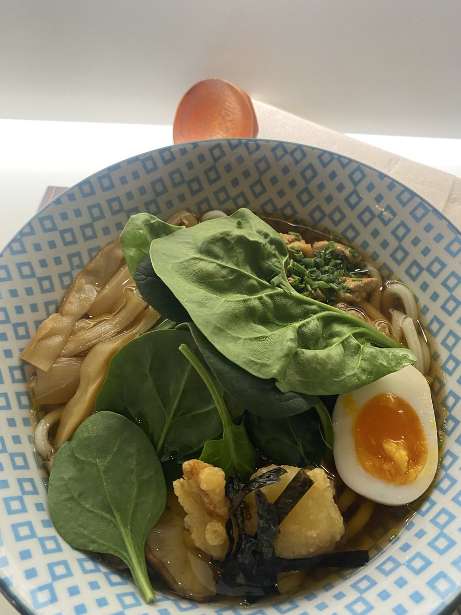MariFernandezt's tweet photo. スペインで悪名高い(?) UDONの鍋焼きうどんを食べてみたんだけど、謎のほうれん草(生)が入ってる以外は全然美味しかった！

日本の食べ物をチェーン店にしてくれてすごく嬉しい。 https://t.co/8gLOUrgkEV