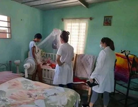 🇨🇺 La Atención Primaria de #Salud continúa siendo el primer nivel de protección sanitaria en nuestros barrios.
Seguir fortaleciendo el vínculo con la comunidad permite acercar servicios médicos aun en condiciones complejas, y acompañar en los más variados espacios a las familias.
