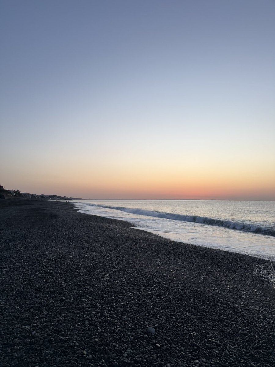 SEISYOFISHING3's tweet photo. 2026年…ようやく初釣果というか、魚の形をしたものが釣れました。キスです。10センチのピンギスでしたが、ようやく新年を迎えられました…1月1日から釣りには行ってましたが、ヤリイカやウミヘビ、アナゴしか釣れてなかったので…地元のサーフは最高ですわ！ https://t.co/tDisHtQlBL