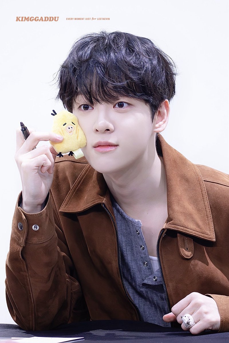 260228 시즌그리팅 팬사인회

귀여운거 옆에 귀여웅거🐥

#이태빈 #LEETAEVIN
