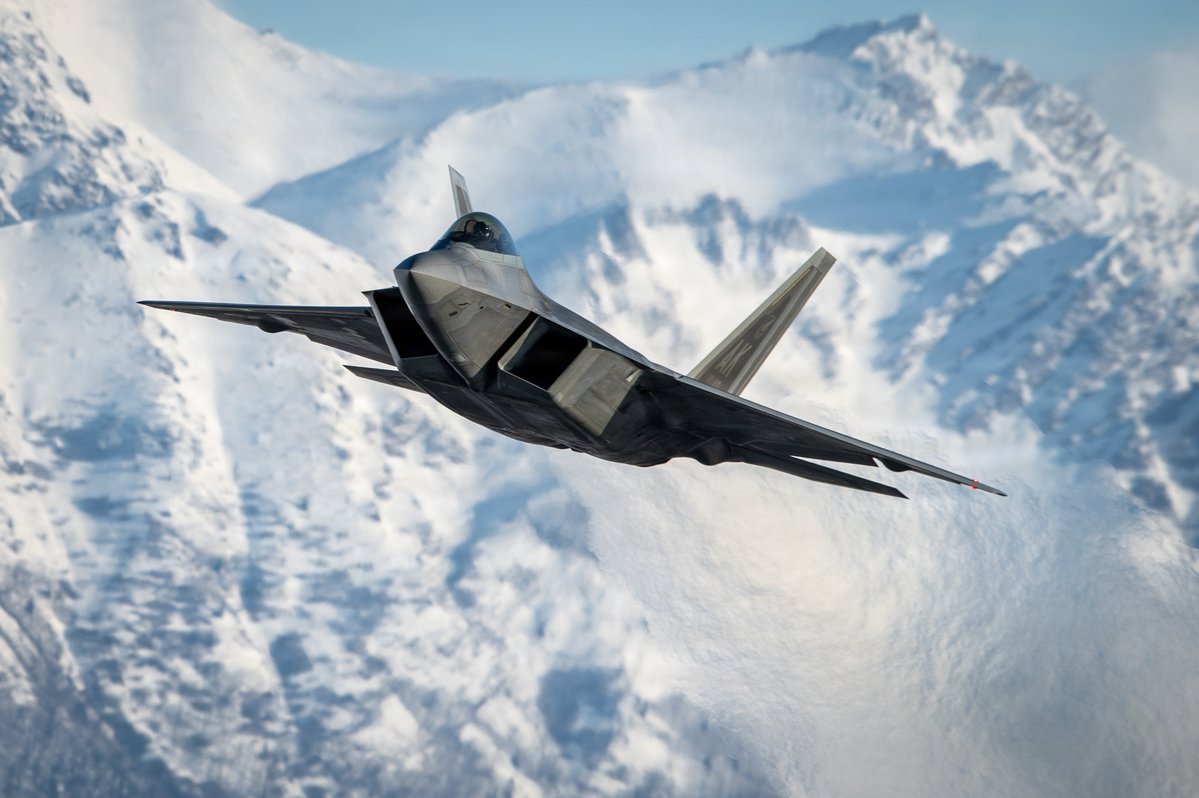 Roberto_yeager's tweet photo. #FOTON!
Un #Lockheed F-22A #Raptor de la 3rd Wing despegando de Joint Base Elmendorf-Richardson,  Alaska (#USAF photo by Airman 1st Class Theodore Gowdy) #F22A https://t.co/WQlAY5eS1x