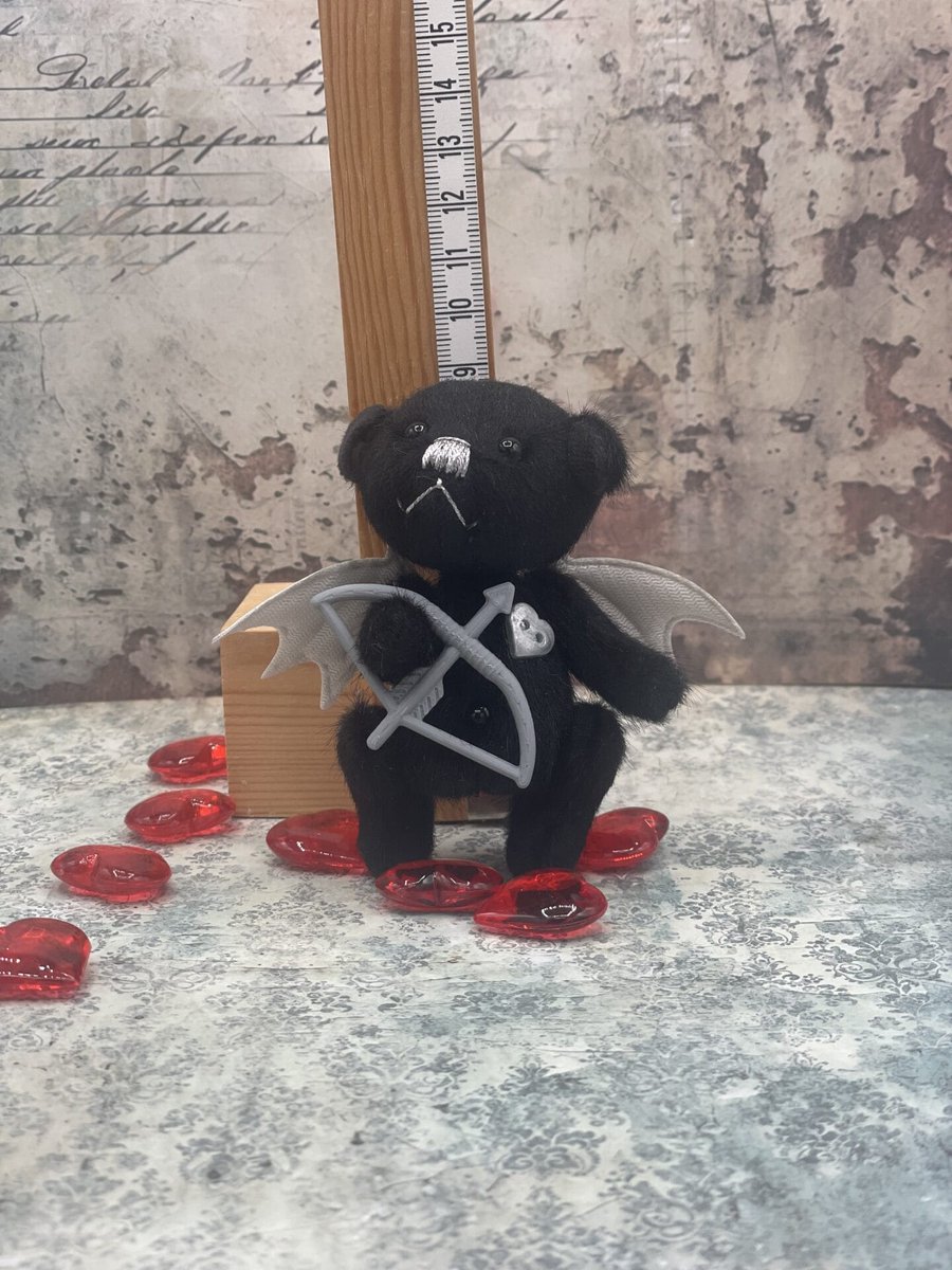 Bärino Bär Valerio 9 cm Künstlerbär Valerio – kleines Bärenteufelchen
Valerio ist ein zauberhaftes kleines Bärenteufelchen mit einem verschmitzten Blick und einem ganz weichen Herzen. Liebevoll von Hand gefertigt, begeistert er mit seinen zarten Flügelc...
tinyurl.com/2ae9oedv