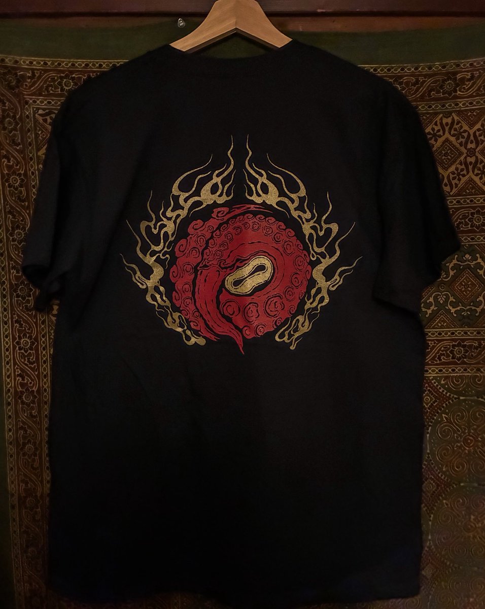 新発売

【おちんちんデカすぎ　Tシャツ】

最強。

ついにちんちんのデカさをアピールできるアパレルが貴方の手に！

デスロゴで書かれた『おちんちんデカすぎ』は絶妙に可読性を下げつつ溢れんばかりの主張！

裏面は蛸の生殖器、交接腕すなわちペニスを怒張せんばかりにプリント！

XL 4000円