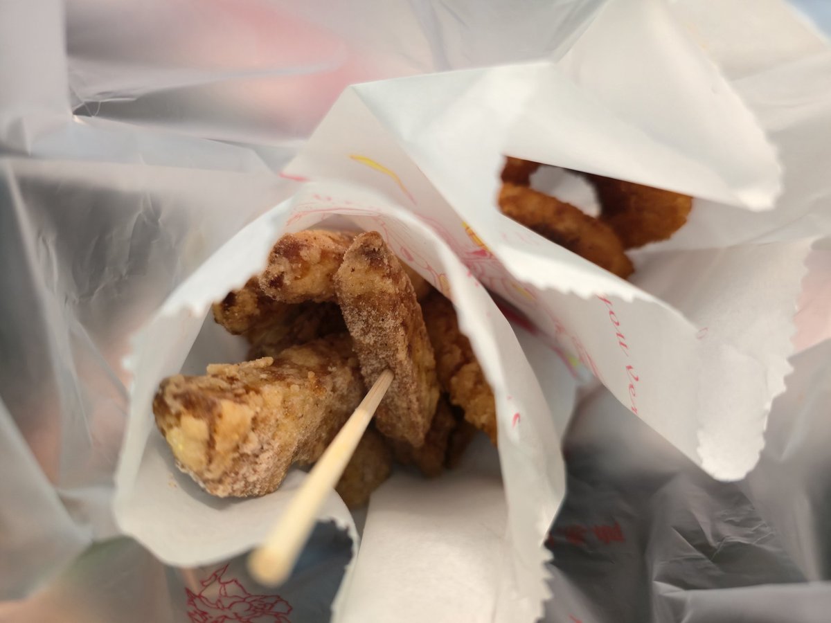 社恐人：
晚餐吃超飽，回到家發現鄰居站在門口抽煙，於是假裝若無其事的繞去最遠的7-11買東西，但又怕回來人還在所以順便買了一份鹹酥雞

結果現在看著這份鹹酥雞完全吃不下。
