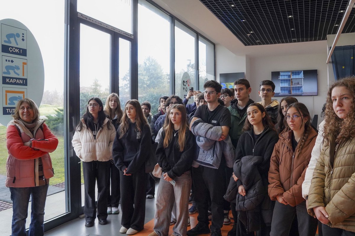 UniBogazici's tweet photo. Kandilli Rasathanesi, 25 yıldır sürdürdüğü eğitim misyonuyla bilimi toplumla buluşturmaya devam ediyor.

🔹Boğaziçi Üniversitesi Kandilli Rasathanesi ve Deprem Araştırma Enstitüsü, Afete Hazırlık Laboratuvarı (AHLAB) aracılığıyla yürüttüğü eğitim programları ve “Rasathane Gezileri” ile her yıl yaklaşık 25 bin kişiye afet bilinci kazandırıyor. 

🔹Deprem Park, Astronomi ve Meteoroloji laboratuvarlarında sunulan uygulamalı öğrenme deneyimleriyle öğrenciler, yer ve gök bilimlerini yaşayarak keşfetme imkânı buluyor.

-

Kandilli Observatory continues to bring science to society through its educational mission, which it has sustained for 25 years.

🔹 Through the education programs it conducts via the Disaster Preparedness Laboratory (AHLAB) and its “Observatory Tours,” Boğaziçi University Kandilli Observatory and Earthquake Research Institute provides disaster awareness training to approximately 25,000 people each year.

🔹 Through hands-on learning experiences offered at the Earthquake Park, Astronomy Laboratory, and Meteorology Laboratory, students have the opportunity to explore the earth and space sciences by learning through experience.

@Kandilli_info