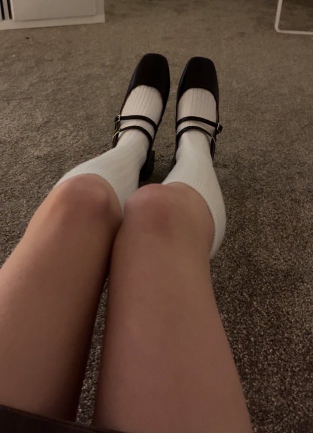 adriaarose's tweet photo. want me to step on you? ♡ https://t.co/t5EHmomWef