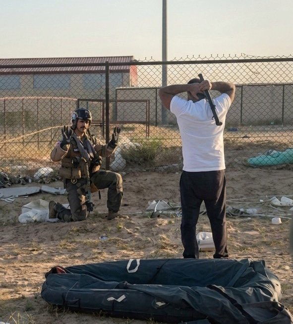 الأمريكان يتداولوا هذي الصورة و يقولوا ان جنودهم يتعرضوا للإذلال و كل هذا عشان اسرائيل ! شكرا الكويت على هذي البصمة التاريخية 

اللهم أضرب الظالمين بالظالمين و رد كيدهم في نحورهم