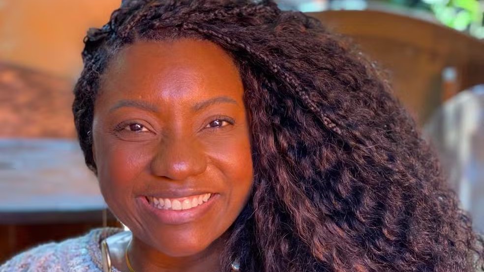 g1's tweet photo. Grande nome do samba mineiro: saiba quem é Adriana Araújo, internada em estado grave por aneurisma https://t.co/TpguxzUDwM #g1 https://t.co/EfT5udKJou