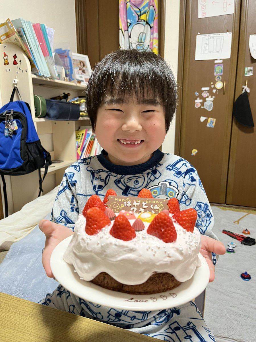 black_tree0406's tweet photo. 息子の7歳のお誕生日🎉

今年もケーキ作りにチャレンジ🎂

パンケーキみたいなケーキになりました笑🫣

はやとくん、お誕生日おめでとう✨

この1年ですっかりたくましくなったね☺️

たくさん楽しいことが訪れる7歳になりますように✨
愛してるよ🥰

#愛息子
#誕生日
#手作りケーキ https://t.co/NWoJiCkuVC
