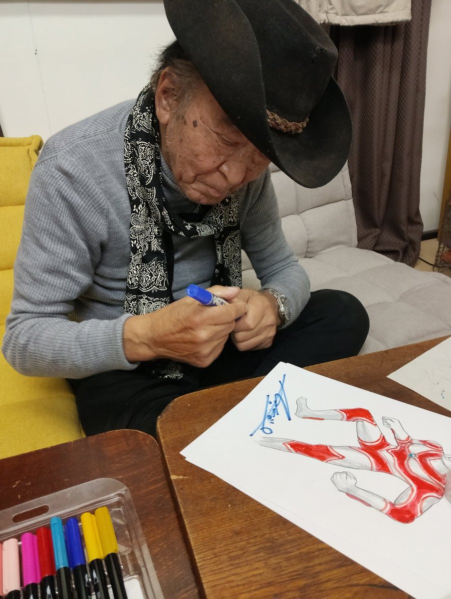 井口昭彦先生が 帰ってきたウルトラマン 復元原画を描いている ご様子