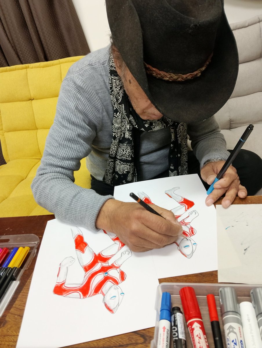 井口昭彦先生が 帰ってきたウルトラマン 復元原画を描いている ご様子
