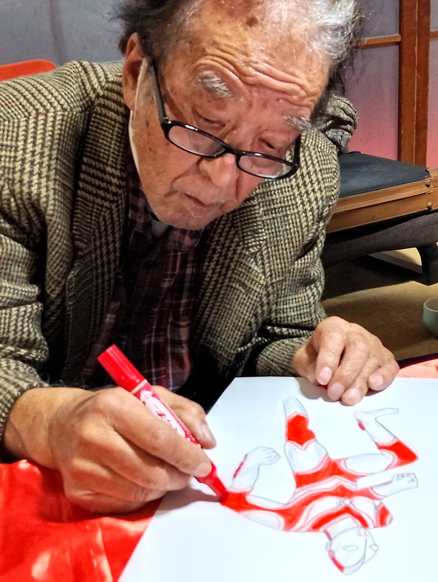 井口昭彦先生が 帰ってきたウルトラマン 復元原画を描いている ご様子