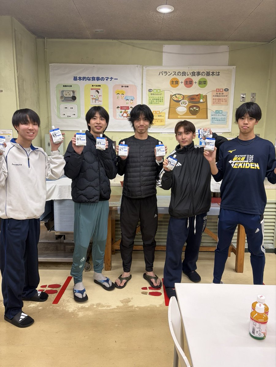 15年卒の先輩方からinゼリーの差し入れをいただきました！ありがとうございます！！

写真は兵庫メンバーです！！