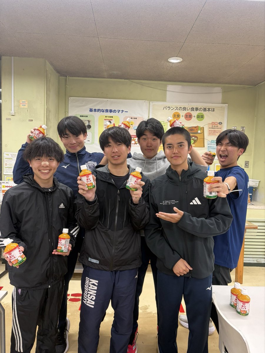 上田敦也（18年度卒）さんからポンジュースの差し入れをいただきました！
ありがとうございます‼️

写真は1人暮らしメンバーです！！